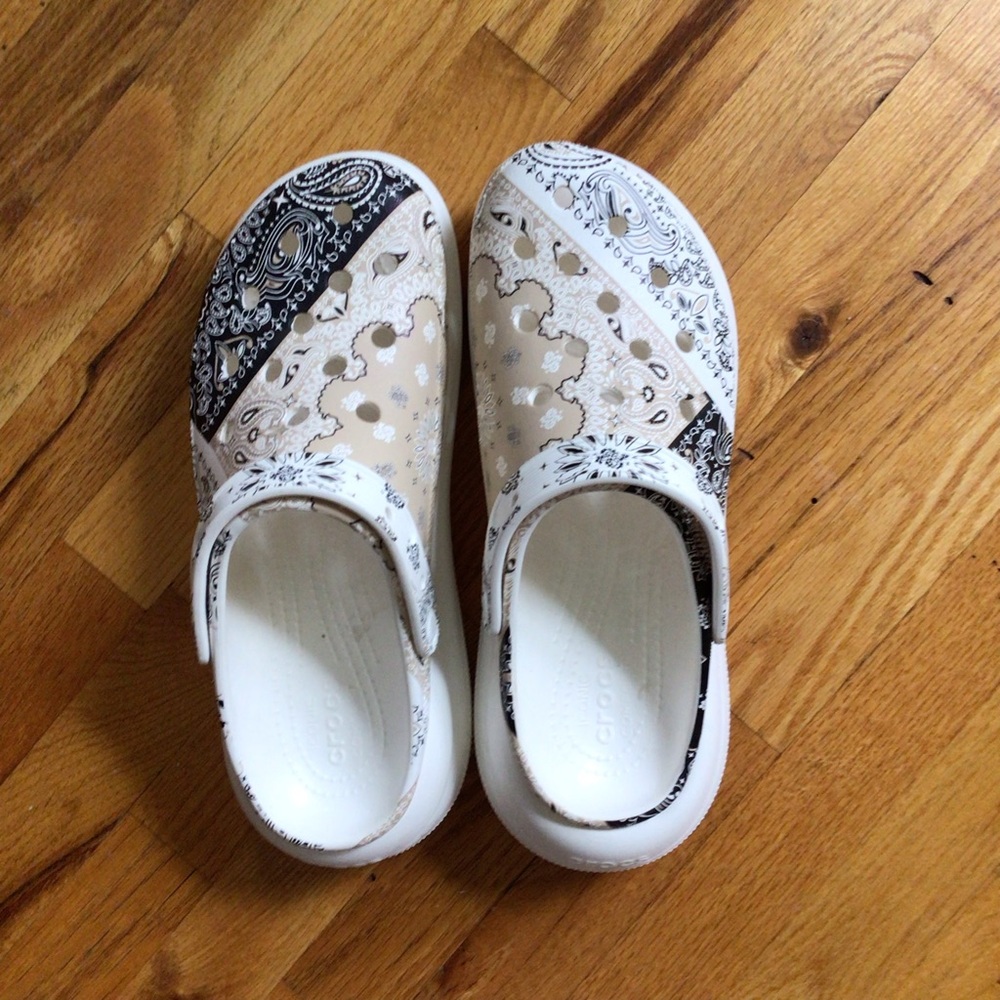 MENS ICONIC COMFORT BANDANA PRINT CROCS NEW SZ 11
